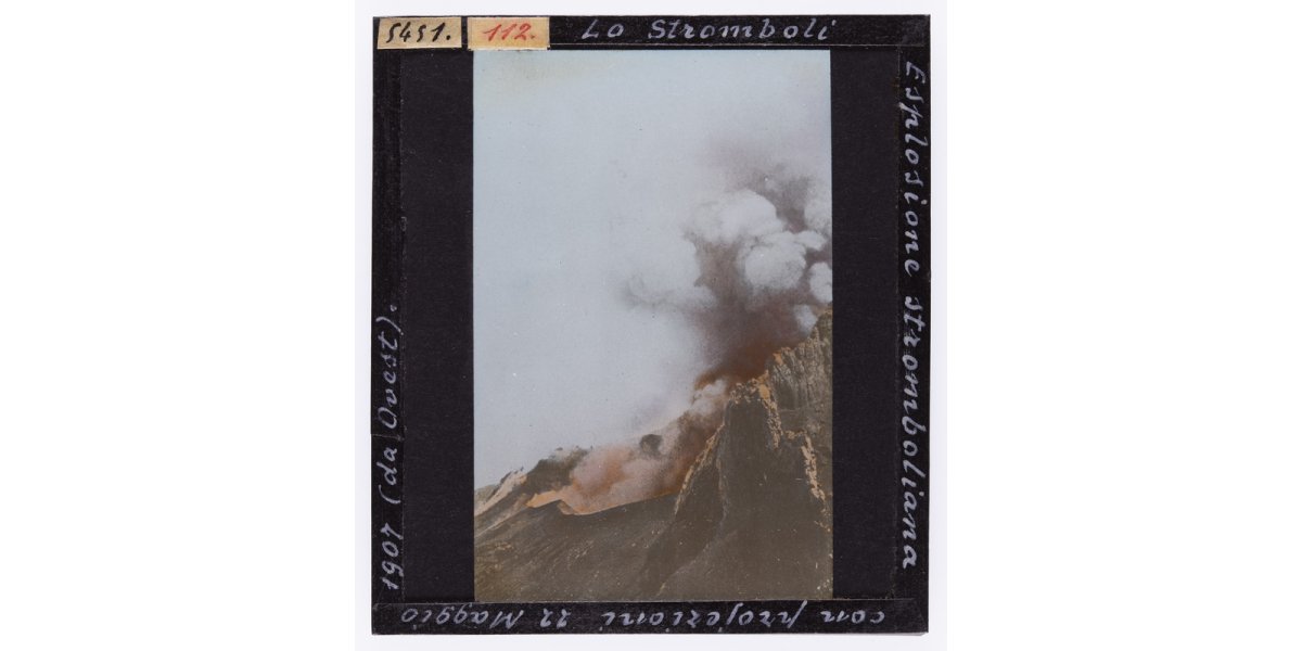 Giorgio Roster, Eruzione di un cratere dell'Isola di Stromboli, Isole Eolie, 22 maggio 1907, diapositiva su lastra di vetro colorata a mano, 9 x 8 cm, Archivi Alinari-archivio Roster, Firenze