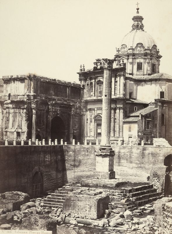 Edmondo Behles, La Colonna di Foca e l’Arco di Settimio Severo nell’area archeologica del Foro Romano, Roma, 1865 ca., stampa all’albumina, Archivi Alinari, Firenze