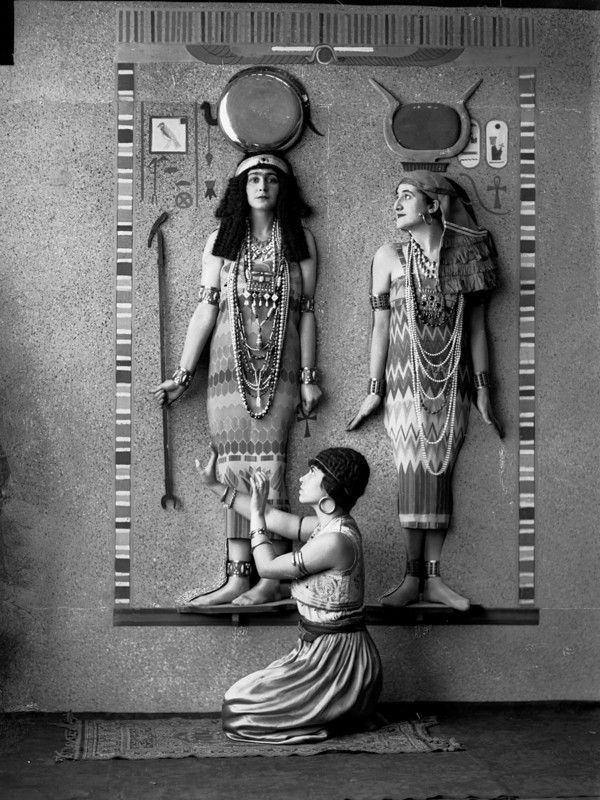 Wanda Wulz, Ragazze in costume egizio in occasione di un ballo mascherato a Trieste, 1928 ca., negativo alla gelatina sali d’argento su vetro, Archivi Alinari-archivio Wanda Wulz, Firenze