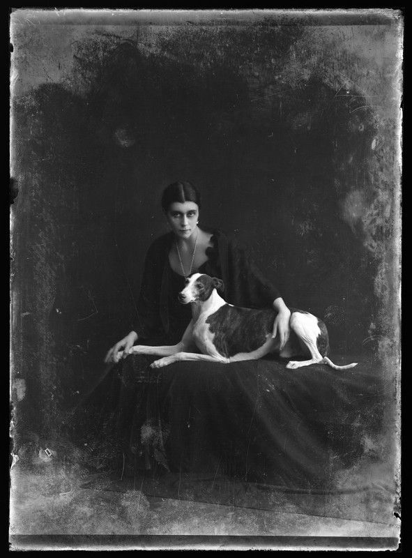 Wanda Wulz, "Dannunziana". Ritratto di donna con cane, 1931 ca., conversione da negativo su lastra di vetro, Archivi Alinari-archivio Wanda Wulz, Firenze