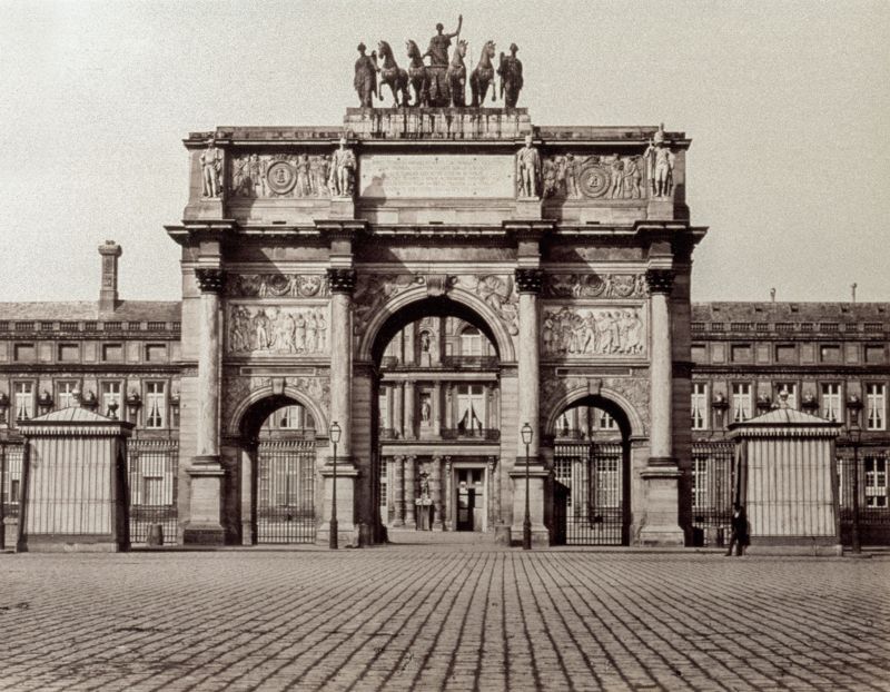 Edouard-Denis Baldus, L’Arco di Trionfo del Carrousel, sullo sfondo il Palazzo delle Tuileries, Parigi, 1860 ca., stampa all’albumina, Archivi Alinari, Firenze