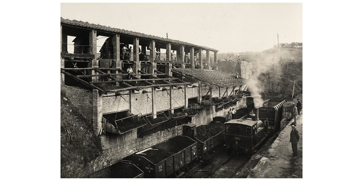 Autore non identificato, Vagli di classificazione nella miniera di lignite, Miniera di Castelnuovo dei Sabbioni, Valdarno Superiore. L’impianto era dotato di tramogge destinate alle pezzature di lignite che potevano essere caricate direttamente sui vagoni delle Ferrovie dello Stato, 1917, 19 x 26 cm, Archivi Alinari-collezione album, Firenze