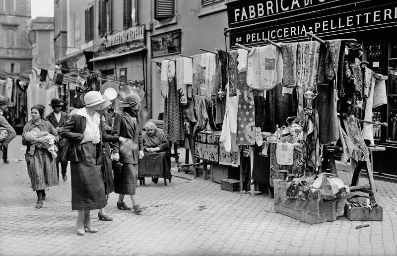 Armando Bruni, Vendita di paramenti liturgici al mercato di Campo de’ Fiori, Roma, 1919 ca., negativo alla gelatina sali d’argento su vetro, Archivio Bruni/Gestione Archivi Alinari, Firenze