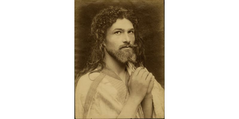Wilhelm von Gloeden , Presunto autoritratto come “Nazareno” (Taormina?), Stampa datata 27 settembre 1903, negativo 1880 ca., stampa all’albumina, Archivi Alinari - archivio von Gloeden, Firenze
