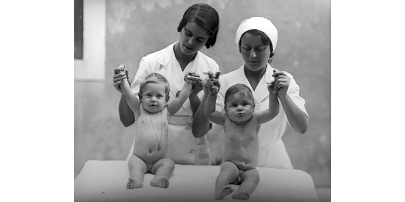 Wanda Wulz, Nurses with two infants, during an exercise, posing for the book ‘Infant gymnastics’ by Eugenio Paulin, 1934 ca., conversion of a glass plate negative, Alinari Archives - Wanda Wulz archive, Florence