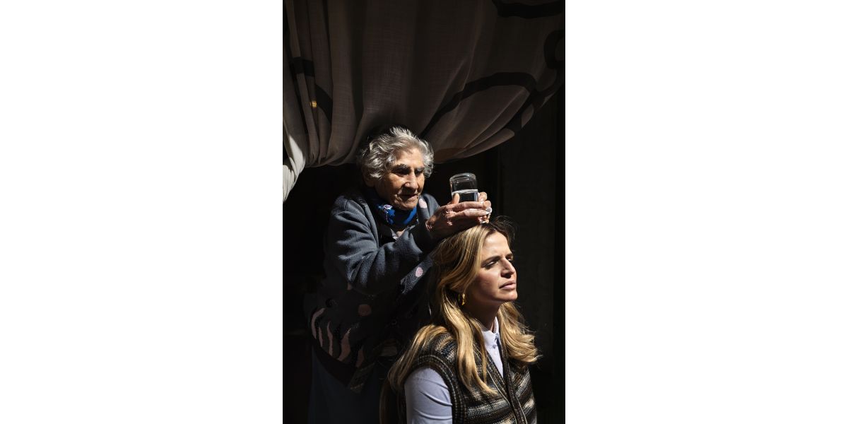 Roselena Ramistella, from the series "The Healers (Le guaritrici)" 2021, Giclée print on Promed Luster 255 gsm, 43×33 cm ©Roselena Ramistella, Courtesy Studio Trisorio, Napoli