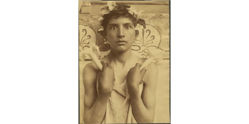 Wilhelm von Gloeden, "Hypnos" (Taormina), 1907/1908 ca., stampa all’albumina, Archivi Alinari - Archivio von Gloeden, Firenze