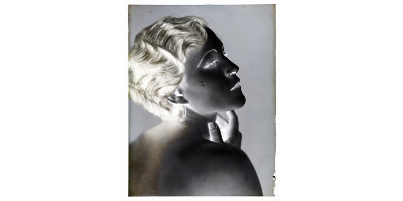 Wanda Wulz, Ritratto di Neva Lach (signora Bosutti) di profilo, 1935-1940 ca., negativo alla gelatina ai sali d'argento su lastra di vetro, Archivi Alinari-archivio Wanda Wulz, Firenze