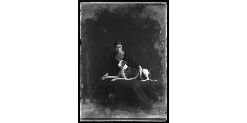 Wanda Wulz, "Dannunziana". Portrait of woman with dog, 1931 ca., conversion of a glass plate negative, Alinari Archives - Wanda Wulz archive, Florence