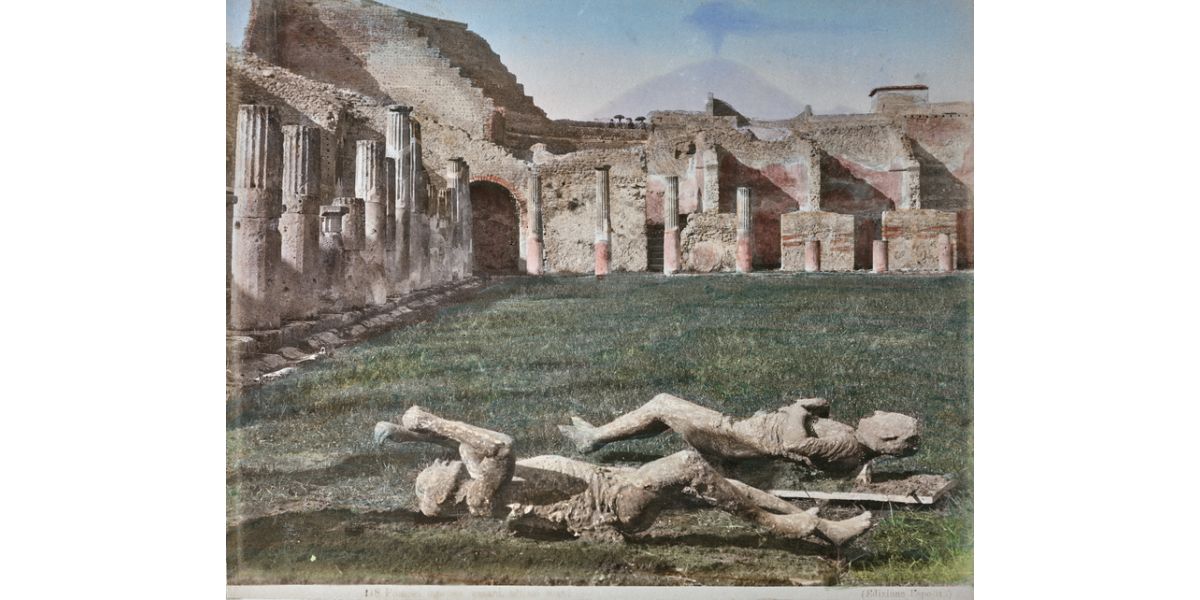 Edizione Esposito, Pompeii. Human casts of two victims of the eruption of Vesuvius in 79 AD, c. 1890, hand colouring albumen print on paper, 19.5 x 24.5 cm, from the album “Italie III- Italie-Naples-mars 1904, Alinari Archives-album collection, Florence