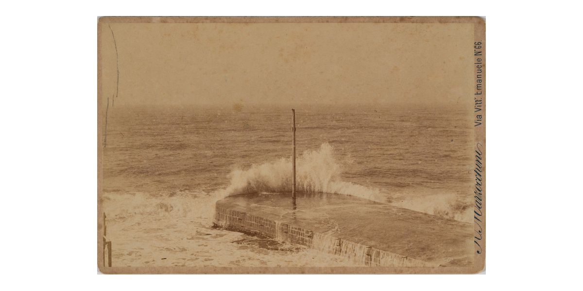 Riccardo Marzocchini, Onda che si infrange, Livorno, 1870 ca., stampa all’albumina, formato cabinet, 10 x 15,5 cm (supporto 11 x 16,5 cm), Archivi Alinari-archivio Betti Borra, Firenze