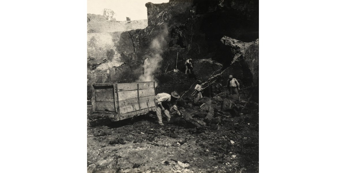 Autore non identificato, Operai al lavoro nella miniera di lignite di Rosseto, Valdarno Superiore, 1917, 19 x 19 cm, Archivi Alinari-collezione album, Firenze