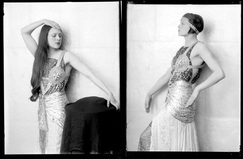 A sinistra: Marion Wulz, Ritratto di Wanda Wulz con abito da egiziana, 1930 ca., negativo alla gelatina sali d’argento su vetro, Archivi Alinari-archivio Marion Wulz, Firenze. A destra: Wanda Wulz, Ritratto di Marion Wulz in costume egiziano, 1930 ca., negativo alla gelatina sali d’argento su vetro, Archivi Alinari-archivio Marion Wulz, Firenze.