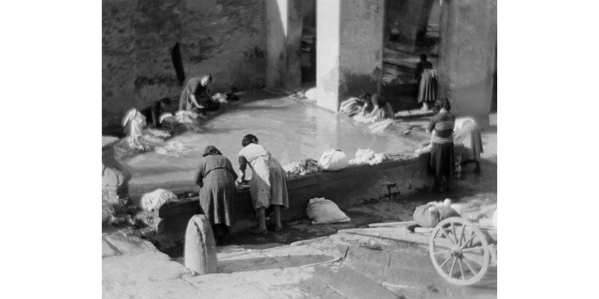 Vincenzo Balocchi, Women at the washhouse, Arezzo, 28 September - 4 October 1931, silver gelatin cellulose nitrate film, 9 x 12 cm, Alinari Archives- Balocchi archive, Florence