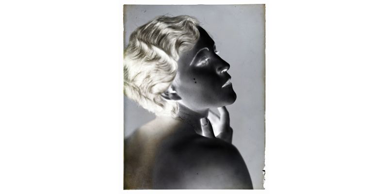 Wanda Wulz, Ritratto di Neva Lach (signora Bosutti) di profilo, 1935-1940 ca., negativo alla gelatina ai sali d'argento su lastra di vetro, Archivi Alinari-archivio Wanda Wulz, Firenze