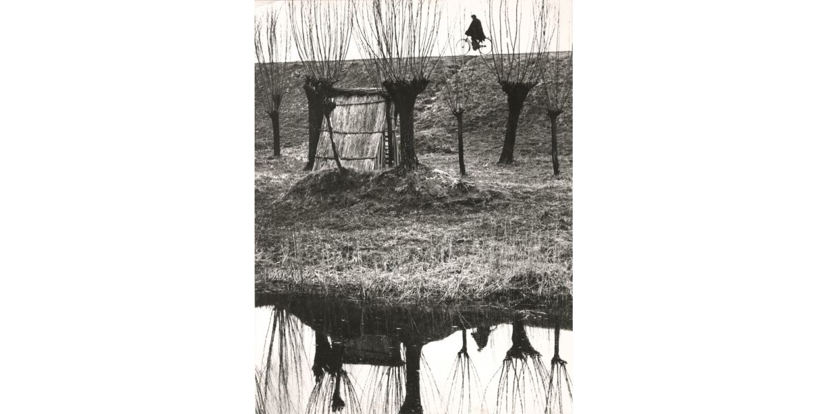 Luciano Ferri, “Along the embankment”, Italy, 1950-1955 ca., gelatin bromide silver print on paper, Alinari Archives-Villani archive, Florence