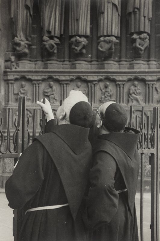 Vincenzo Balocchi, Due frati osservano le sculture della Cattedrale di Notre-Dame, Parigi, 6 luglio 1936, stampa alla gelatina ai sali d’argento, Archivi Alinari, Firenze