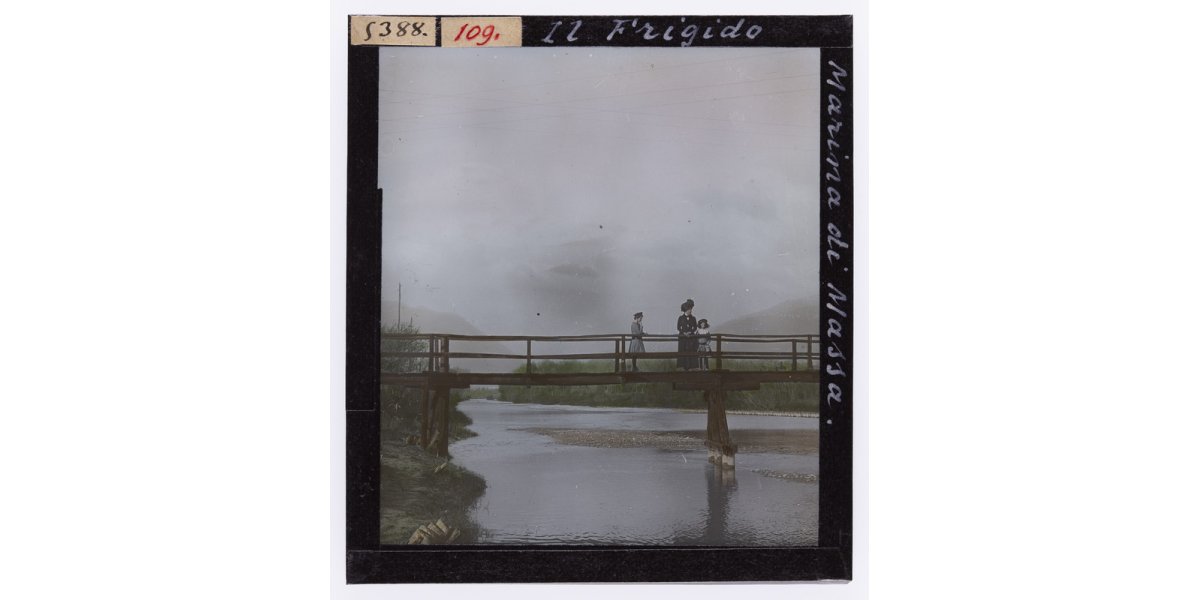 Giorgio Roster, "Il Frigido, Marina di Massa", 1894 ca., diapositiva su lastra di vetro colorata a mano, 8 x 9 cm, Archivi Alinari-archivio Roster, Firenze