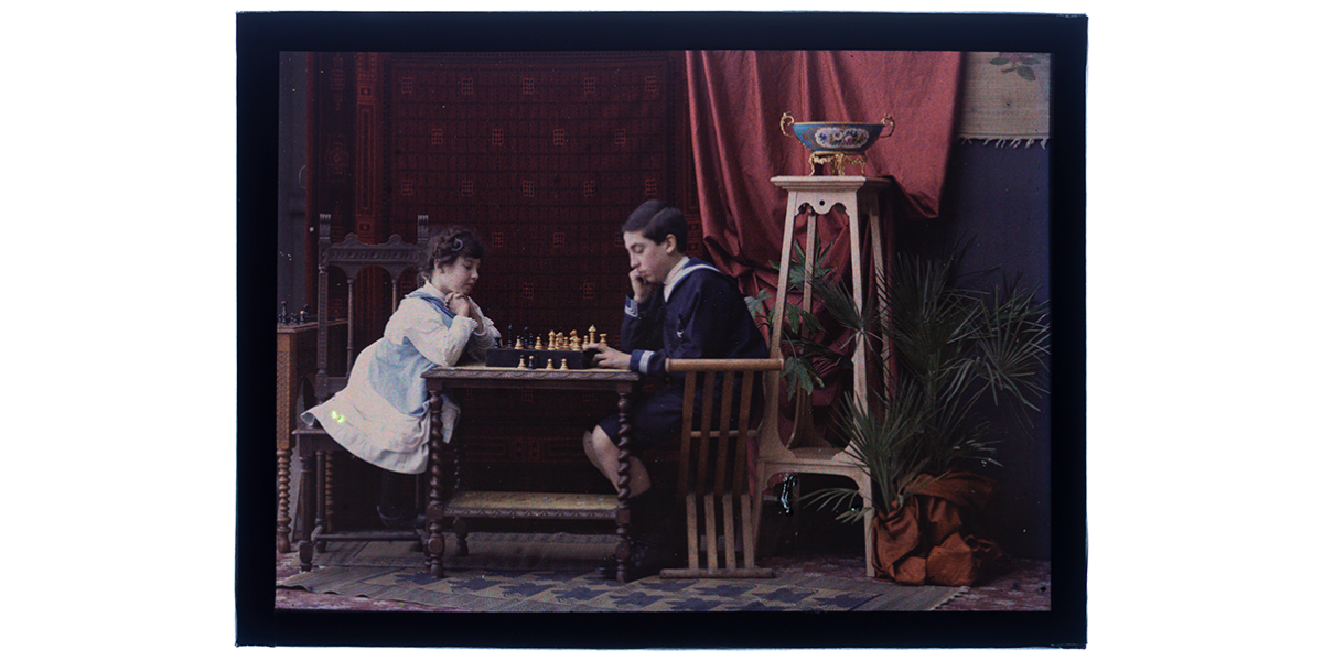 Giorgio Roster, Riccardo and Germana Bronzini playing chess, ca. 1910, autochrome, 9 x 11,9 cm, Alinari Archives, Roster archive, Florence