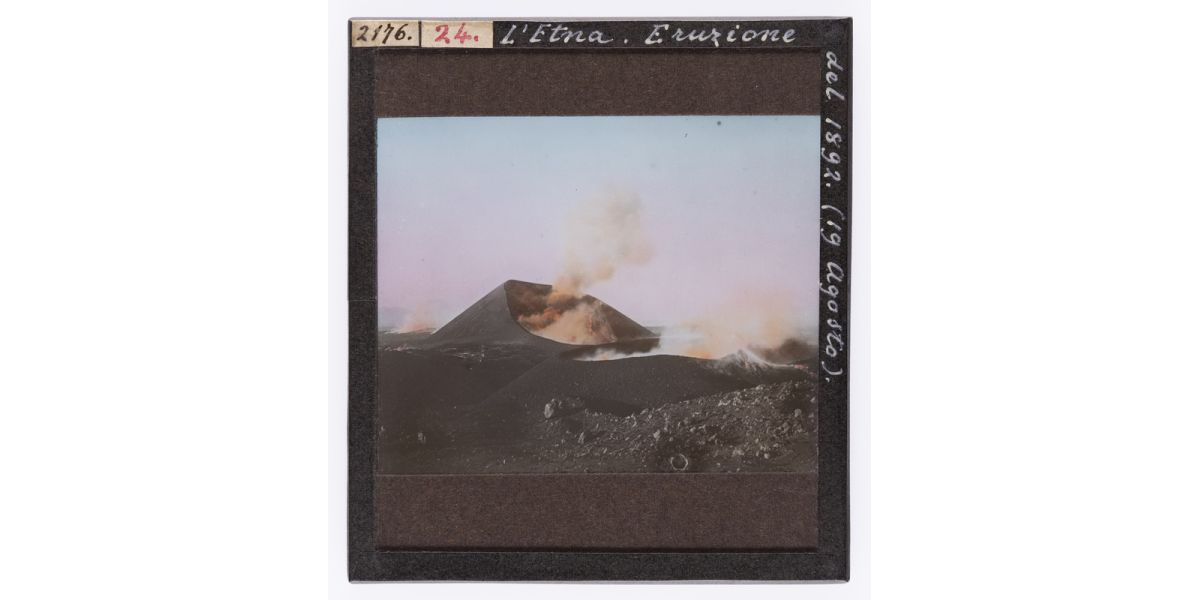 Autore non identificato, “L'Etna. Eruzione del 1892 (19 agosto)” , Sicilia 19 agosto 1892, diapositiva su lastra di vetro colorata a mano da Giorgio Roster, Archivi Alinari-archivio Roster, Firenze