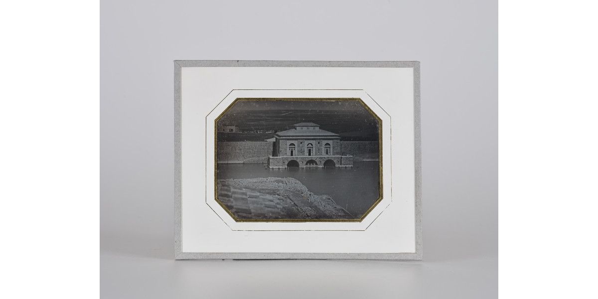 Aristide Castelli (attr.), La Dogana d’Acqua a Livorno, 1845 ca., dagherrotipo, immagine 8,8 x 11,9 cm, lastra 8,7 x 12 cm, montaggio originale 14,7 x 18 x 5 cm, Archivi Alinari-collezione Oggetti Unici, Firenze