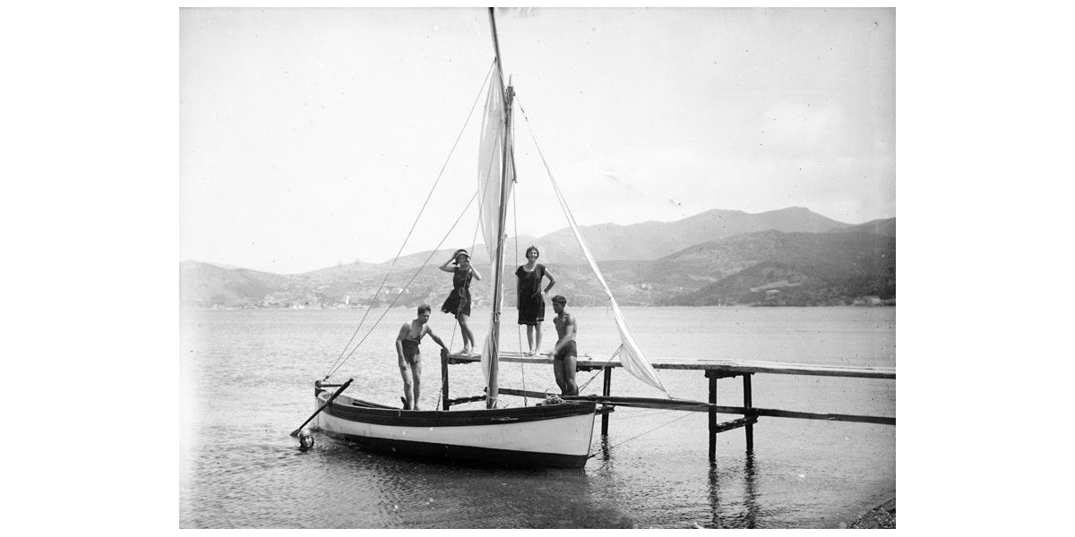 Aurelio Monteverde, Attracco di una barca a vela nei pressi di Schiopparello, Isola d’Elba, 1 agosto 1923, negativo alla gelatina sali d’argento su vetro, 9 x 12 cm, Archivi Alinari-archivio Monteverde, Firenze