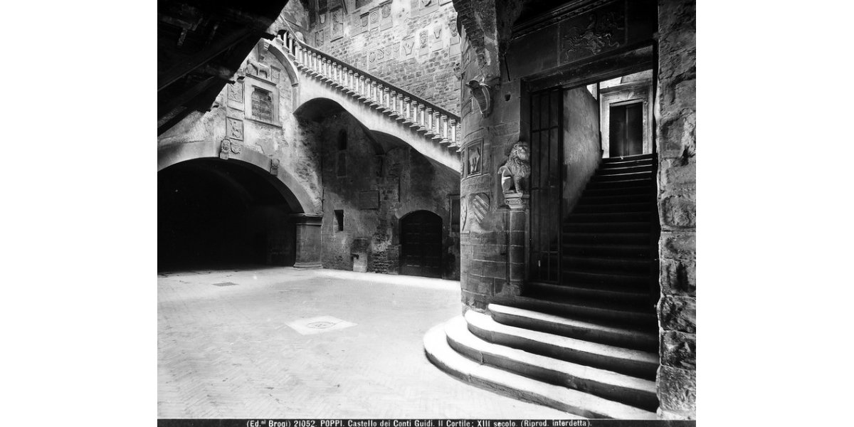 Stabilimento Giacomo Brogi, Il cortile del Castello dei conti Guidi a Poppi, 1920 ca., negativo alla gelatina sali d’argento su vetro, 21 x 27 cm, Archivi Alinari-archivio Brogi, Firenze.