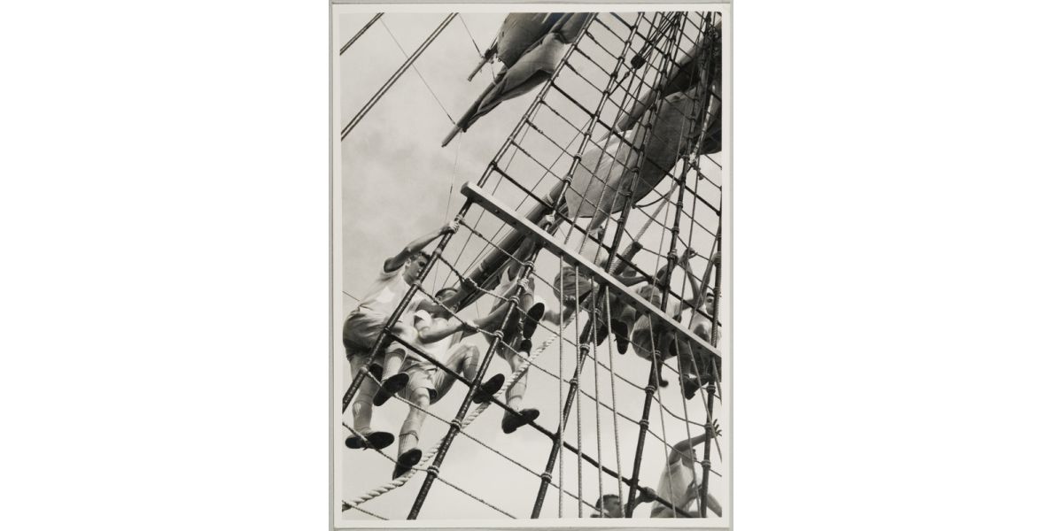 Bruno Miniati, “Regia Nave Scuola «Amerigo Vespucci»”, 1938 ca., stampa alla gelatina ai sali d’argento, 23 x 17 cm (supporto secondario 34 x 33 cm), Archivi Alinari-archivio Miniati, Firenze