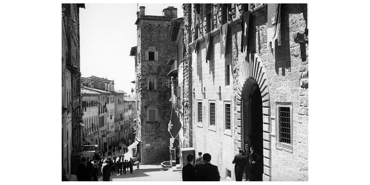Vincenzo Balocchi, “Una via di Arezzo”, Corso Italia, 1930 ca., stampa alla gelatina ai sali d’argento, 18 x 24 cm, Archivi Alinari-archivio Balocchi, Firenze