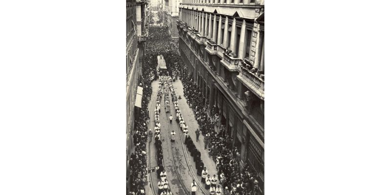 Marion Wulz, First post-war procession in Via Dante in Trieste, June 20, 1946, conversion of a glass plate negative, Alinari Archives - Marion Wulz archive, Florence