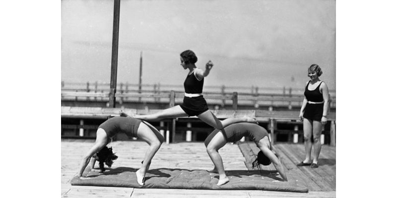 Wanda Wulz, Three women perform gymnastic exercises, 1932 ca., conversion of a glass plate negative, Alinari Archives - Wanda Wulz archive, Florence