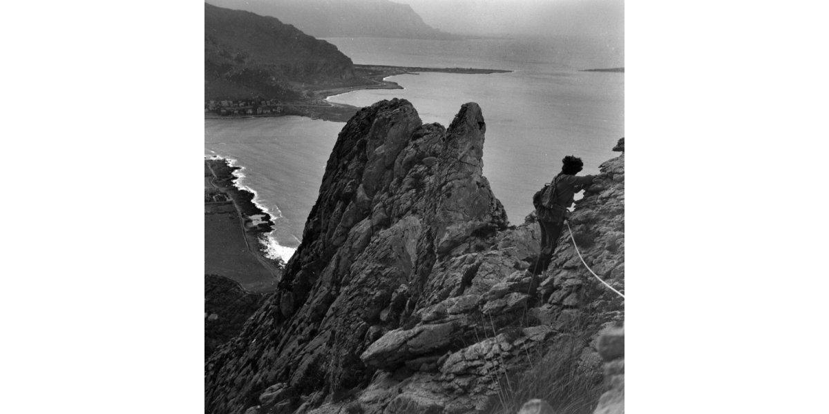 Fosco Maraini, Mountaineering in the Capo Gallo Nature Reserve, Capo Gallo, Palermo, 1950-1956 ca., modern silver salt print from silver gelatin cellulose acetate film, Photo by Fosco Maraini/Property ofGabinetto Vieusseux © Alinari Archives