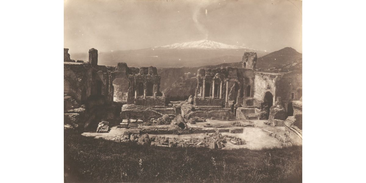 Wilhelm von Gloeden, Teatro Greco, sullo sfondo l’Etna, Taormina, 1900 ca., carta salata albuminata, Archivi Alinari-archivio von Gloeden, Firenze