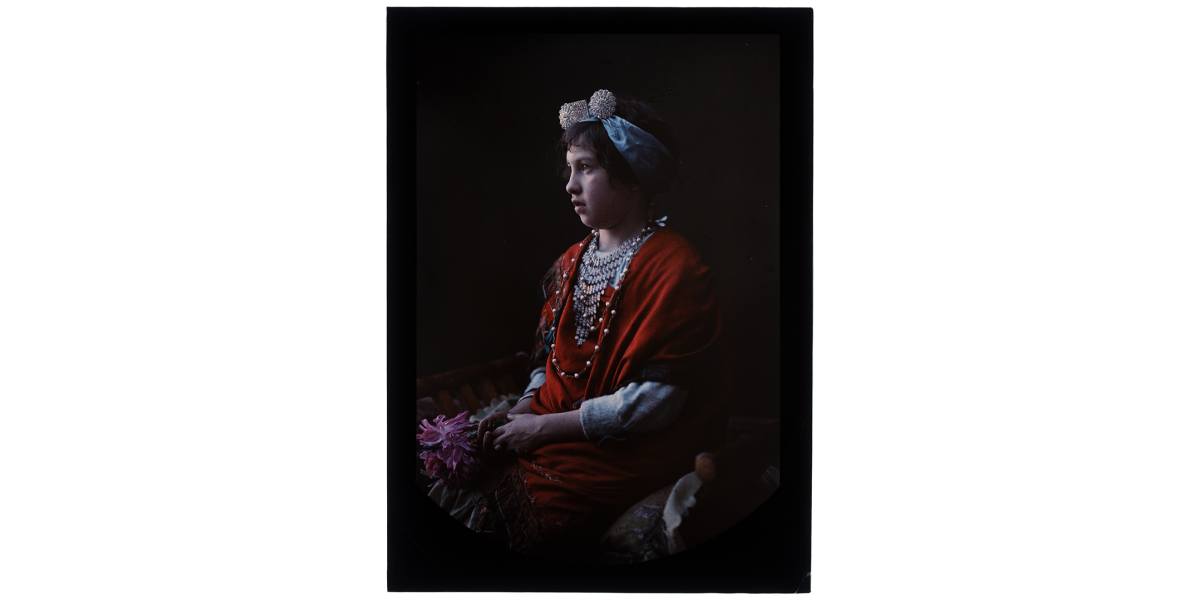 Giorgio Roster, Portrait of Germana Bronzini, ca. 1910, autochrome, 12 x 8 cm, Alinari Archives- Roster archive, Florence