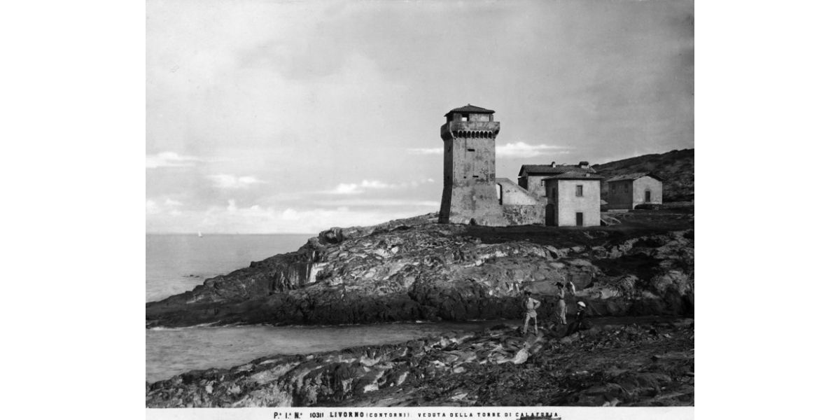 Fratelli Alinari, La torre di Calafuria nel tratto di costa tra Antignano e Quercianella, ante 1908, negativo alla gelatina sali d’argento su vetro, 21 x 27 cm, Archivi Alinari-archivio Alinari, Firenze