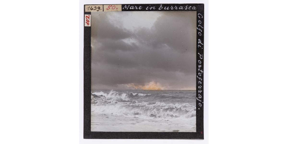 Giorgio Roster, “Mare in burrasca Golfo di Portoferrajo.”, agosto 1892, diapositiva su lastra di vetro colorata a mano, 9 x 8 cm, Archivi Alinari-archivio Roster, Firenze