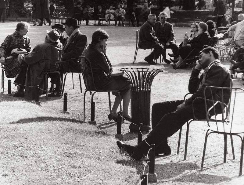 Douchan Stanimirovitch, Giardini pubblici, Parigi, 1955 ca., stampa alla gelatina ai sali d’argento, Archivi Alinari, Firenze
