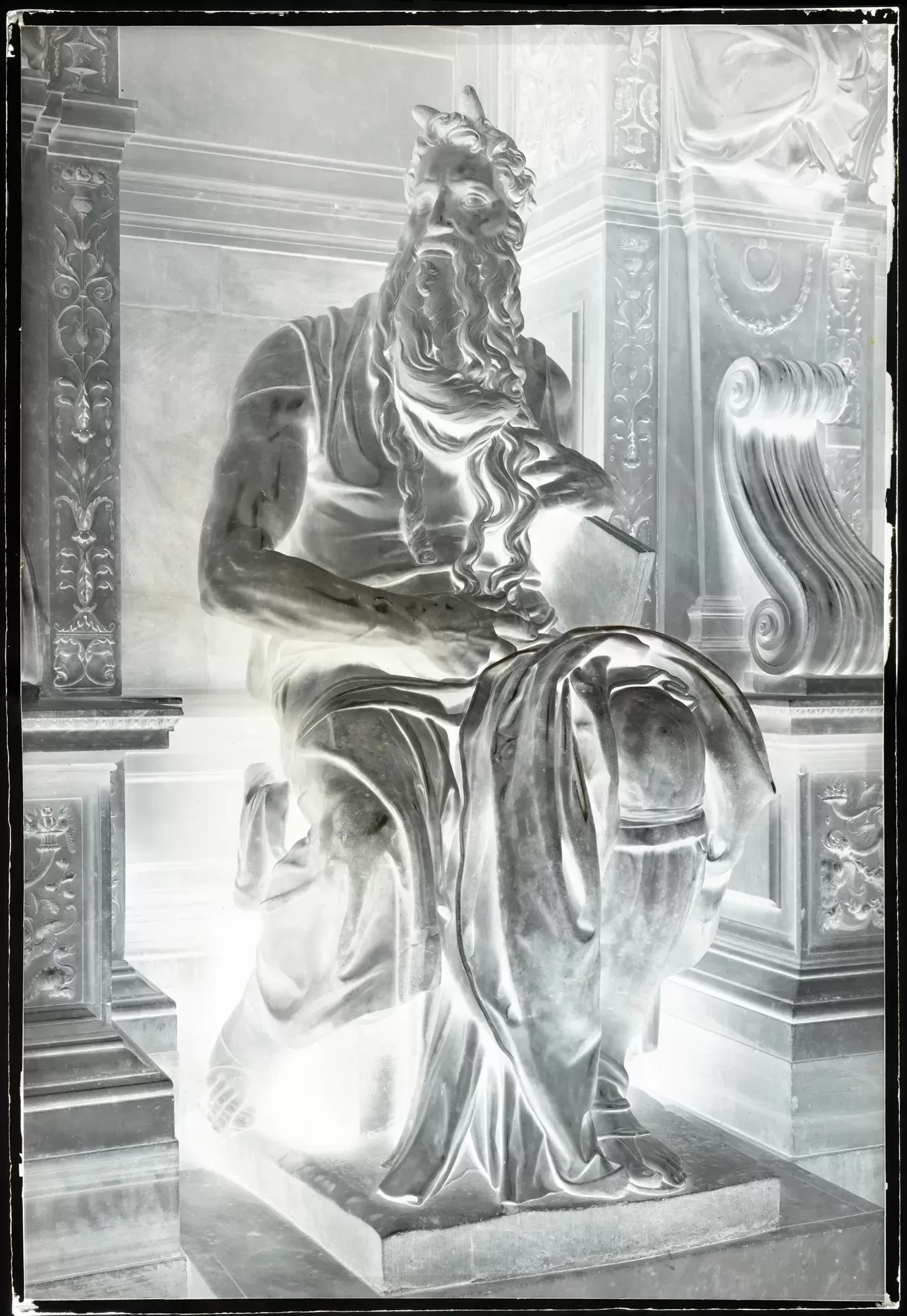 Fratelli Alinari, Michelangelo Buonarroti, Mosè, Tomba di Giulio II (1513-1515), Basilica di San Pietro in Vincoli, Roma, ante 1876, negativo alla gelatina sali d’argento su vetro, 90,2×61,9×0,7 cm, Archivi Alinari, Firenze