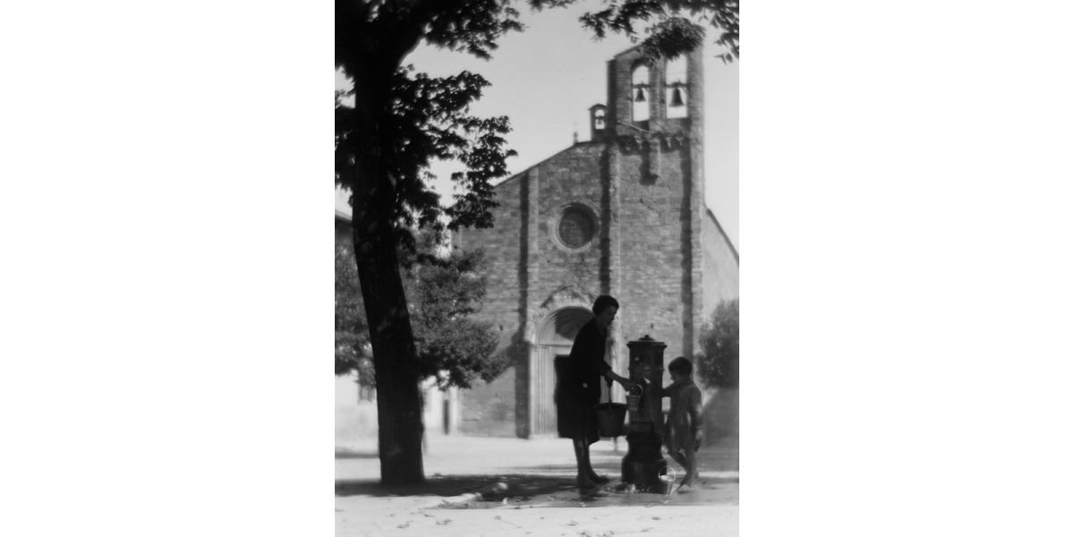 Vincenzo Balocchi, Woman with child in front of the Church of San Domenico in Arezzo, 28 September - 4 October 1931, silver gelatin cellulose acetate film, 9 x 12 cm, Alinari Archives- Balocchi archive, Florence