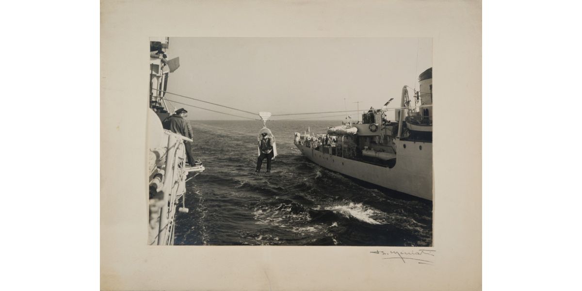 Bruno Miniati, Trasferimento di marinai da una nave all’altra per mezzo di una carrucola, Livorno, 1940 ca., stampa alla gelatina ai sali d’argento, 28,5 x 39 cm (supporto secondario 40 x 53 cm), Archivi Alinari-archivio Miniati, Firenze