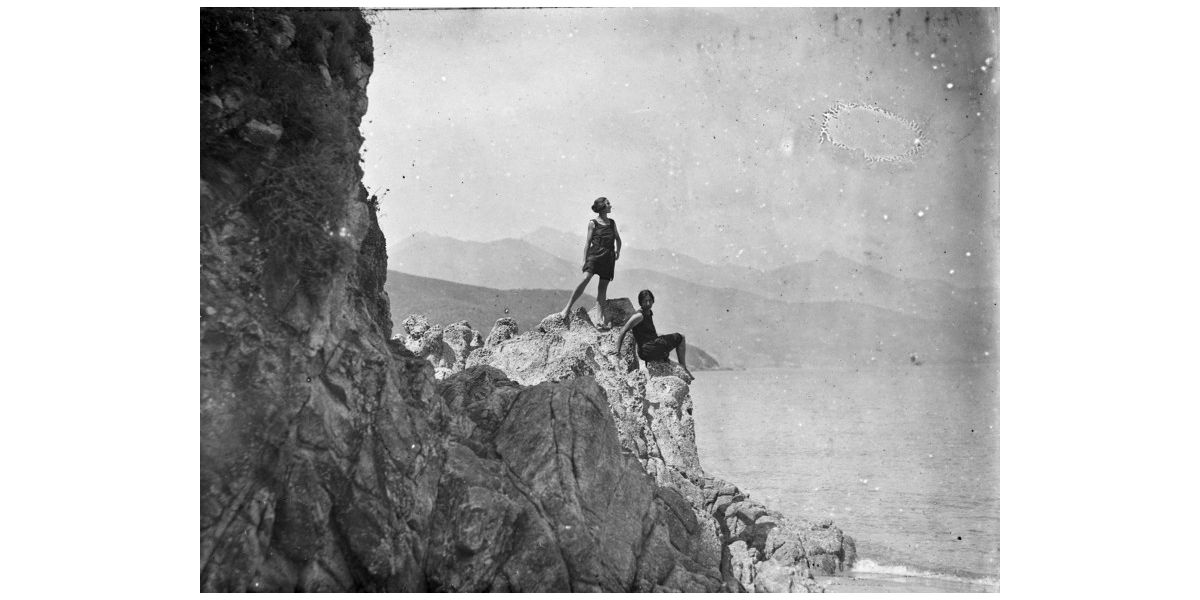 Aurelio Monteverde, Vacanza all'Isola d'Elba: coppia di ragazze in posa su uno scoglio, Biodola, 1924, negativo alla gelatina sali d’argento su vetro, 9 x 12 cm, Archivi Alinari-archivio Monteverde, Firenze