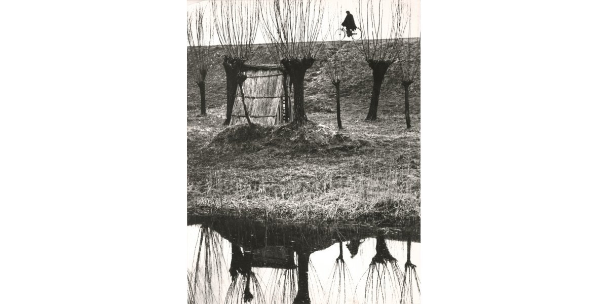 Luciano Ferri, “Along the embankment”, Italy, 1950-1955 ca., gelatin bromide silver print on paper, Alinari Archives-Villani archive, Florence