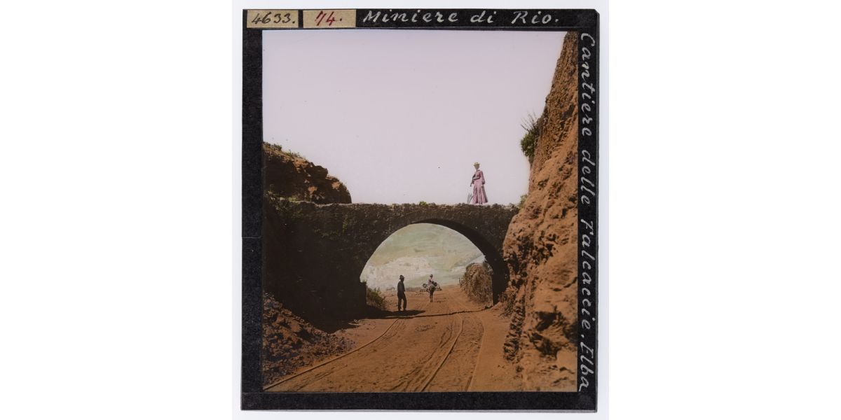Giorgio Roster, “Miniere di Rio. Cantiere delle Falcaccie. Elba”, 1900-1905 ca., diapositiva su lastra di vetro colorata a mano, 9 x 8 cm, Archivi Alinari-archivio Roster, Firenze