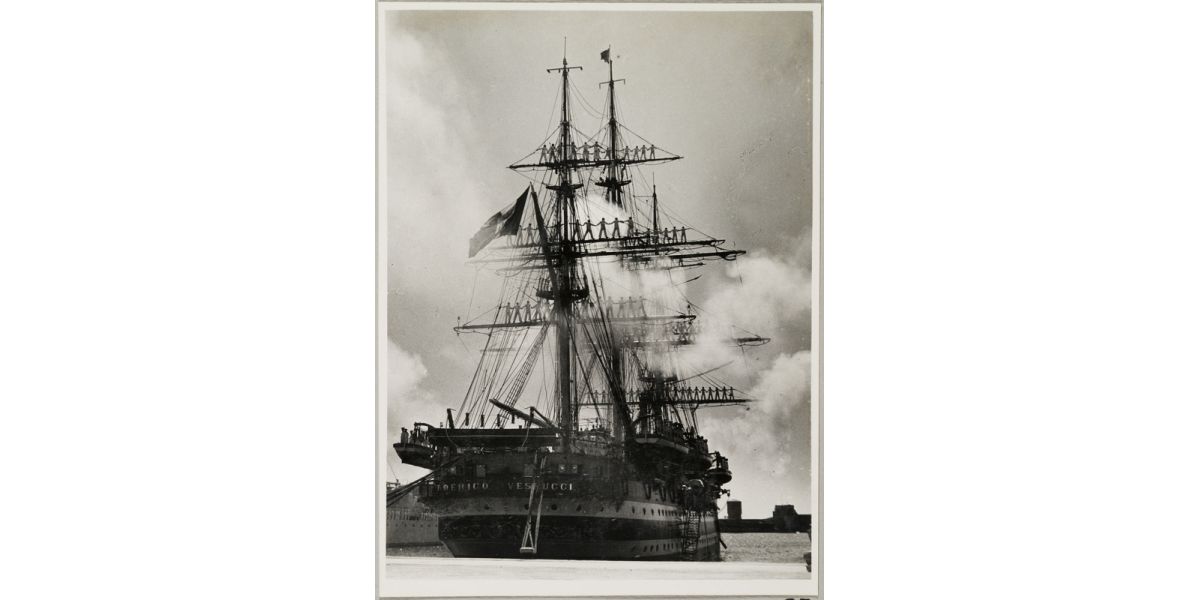 Bruno Miniati, “Regia Nave Scuola «Amerigo Vespucci»”, 1938 ca., stampa alla gelatina ai sali d’argento, 23 x 17 cm (supporto secondario 34 x 33 cm), Archivi Alinari-archivio Miniati, Firenze