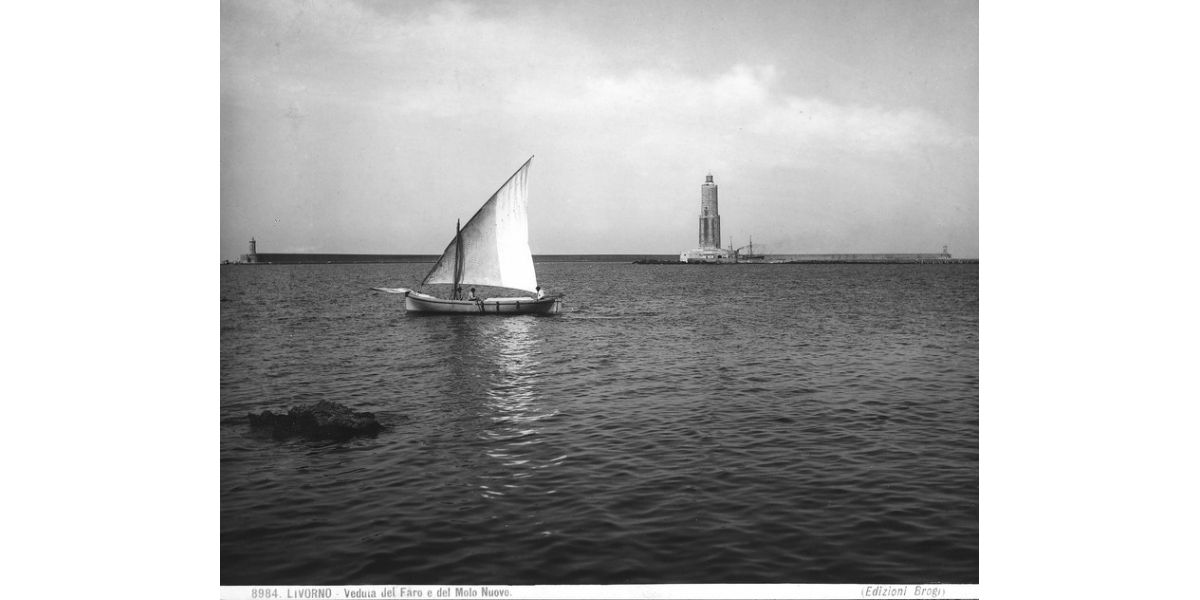 Stabilimento Giacomo Brogi, Veduta del faro e del Molo Novo nel porto di Livorno, ante 1907, negativo alla gelatina sali d’argento su vetro, 21 x 27 cm, Archivi Alinari-archivio Brogi, Firenze