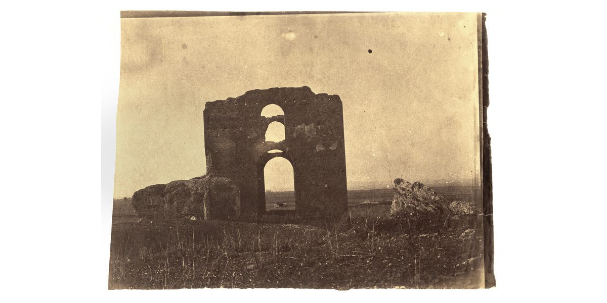 Giacomo Caneva, Resti della Villa dei Quintili, 1855 ca., carta salata albuminata, Archivi Alinari, Firenze