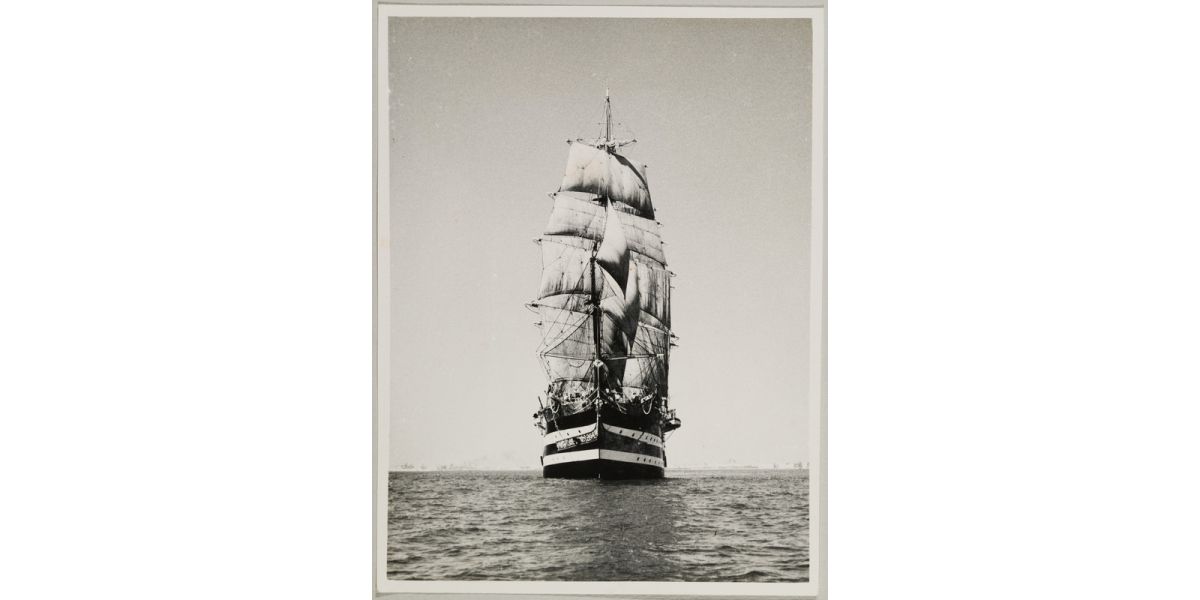 Bruno Miniati, “Regia Nave Scuola «Amerigo Vespucci»”, 1938 ca., stampa alla gelatina ai sali d’argento, 23 x 18 cm (supporto secondario 34 x 33), Archivi Alinari-archivio Miniati, Firenze