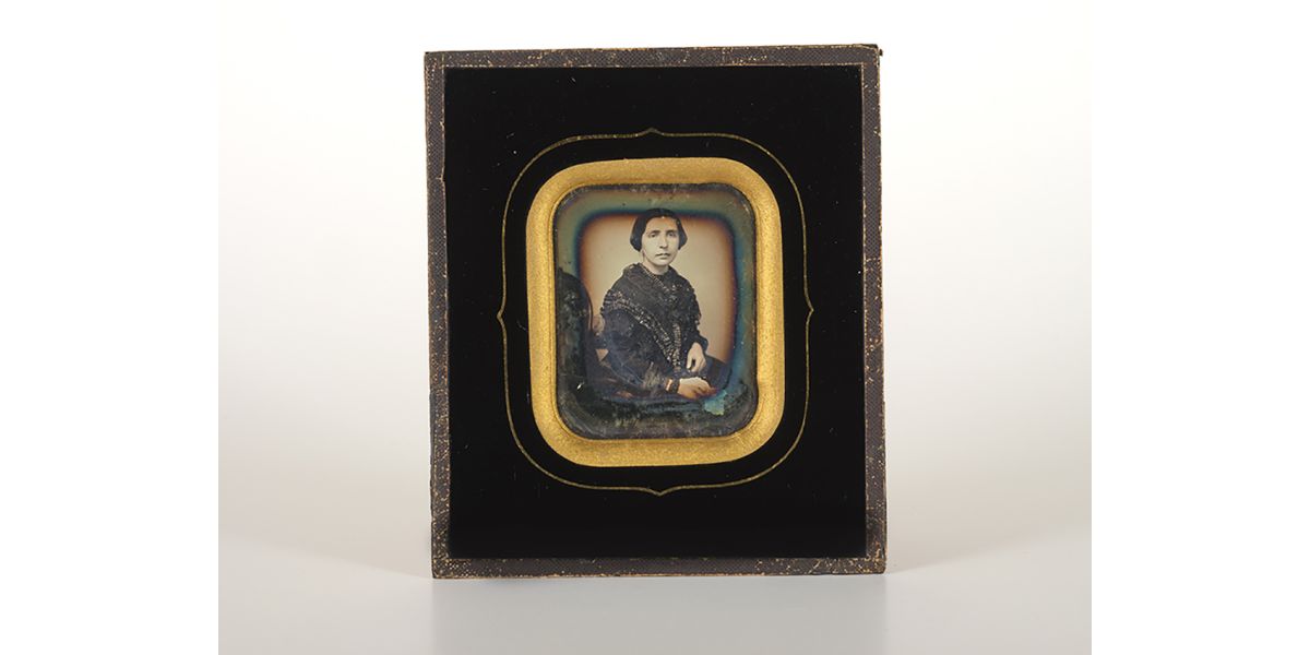 Bernardine Caroline Théodora Hirza Lejeune (LEBA), Woman’s portrait, Brussels, 1855 ca., daguerrotype, image 54x45 mm, plate 108x81 mm, case 150x129x7 mm, Alinari Archives-Unicum collection, Florence
