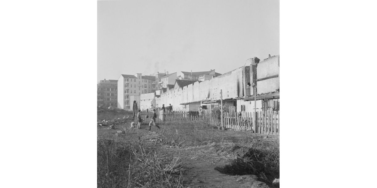 Alberto Lattuada, Teulié street, Milan, 1939-1940, modern silver salt print on paper from silver gelatin cellulose acetate film, Alinari Archives-Lattuada archive, Florence