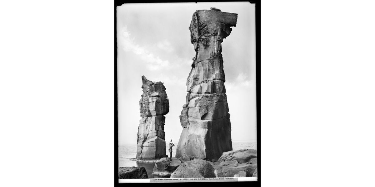 Vittorio Alinari, “Isola di S. Pietro – Sardegna. Rocce Trachitiche”, Isola di San Pietro, 26 maggio-12 giugno 1913, stampa moderna ai sali d’argento su carta da negativo alla gelatina sali d’argento su vetro, Archivi Alinari, Firenze